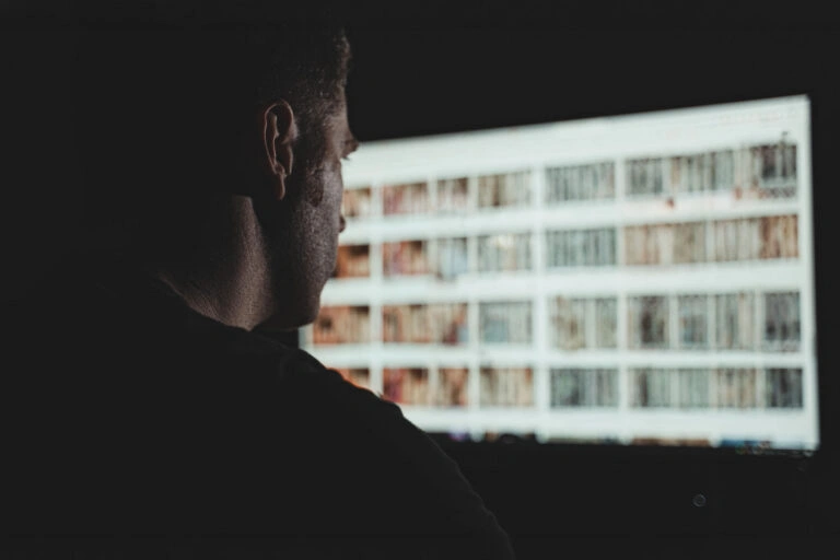 osoba korzystajaca z laptopa analizuje wplyw problematycznej konsumpcji tresci erotycznych na zdrowie psychiczne