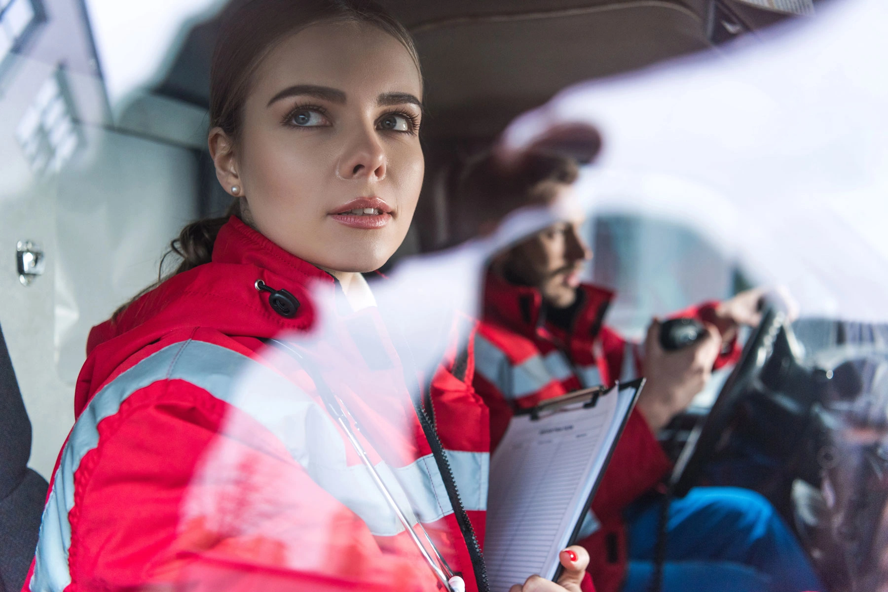 Ratownicy medyczni w ambulansie podczas interwencji związanej z przedawkowaniem opioidów.